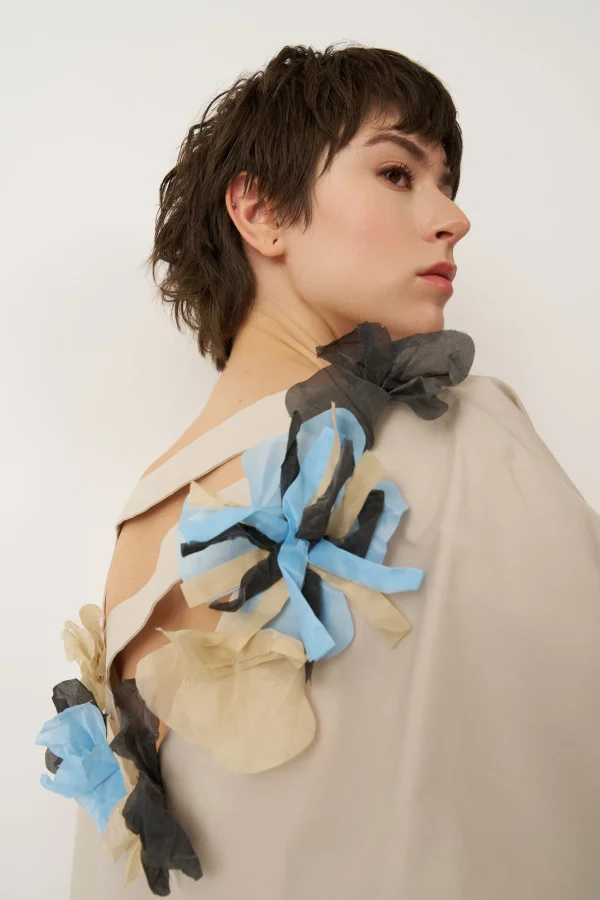 Bej Sırt Dekolteli Çiçek Detaylı Chrissi Bluz - 1