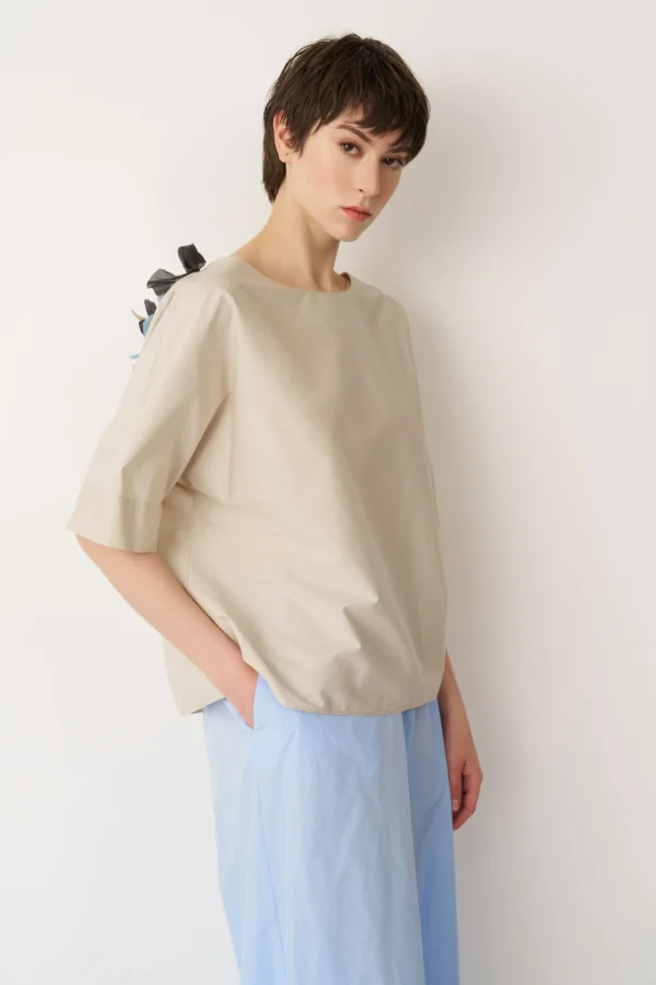 Bej Sırt Dekolteli Çiçek Detaylı Chrissi Bluz - 2