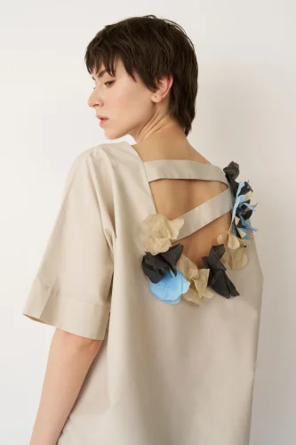 Bej Sırt Dekolteli Çiçek Detaylı Chrissi Bluz - 4