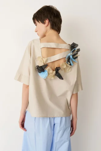 Bej Sırt Dekolteli Çiçek Detaylı Chrissi Bluz - 6