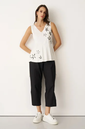 Beyaz Çiçek Desenli V Yaka Spetses Bluz - 3