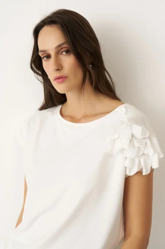 Beyaz Tafta Çiçek Detaylı Kokkino Bluz - 4