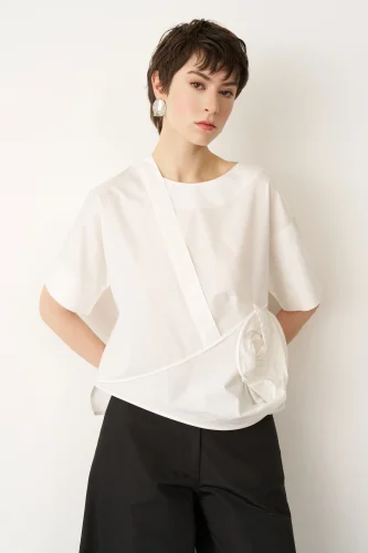 Beyaz Yanı Çiçek Formlu Proti Bluz - 1