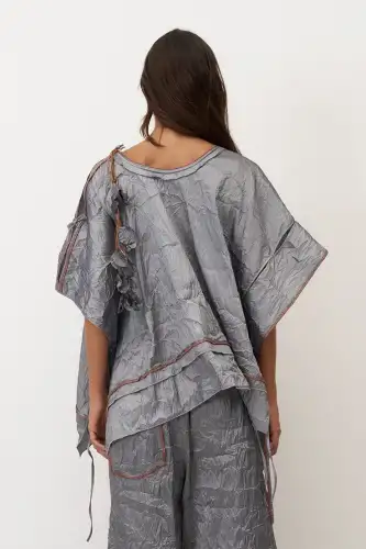 Gri Omuzu Kolyeli Kırışık Vido Bluz - 7