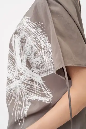 Gri Önü Baskılı Omuzu Kırışık Bantlı Mykonos Bluz - 5