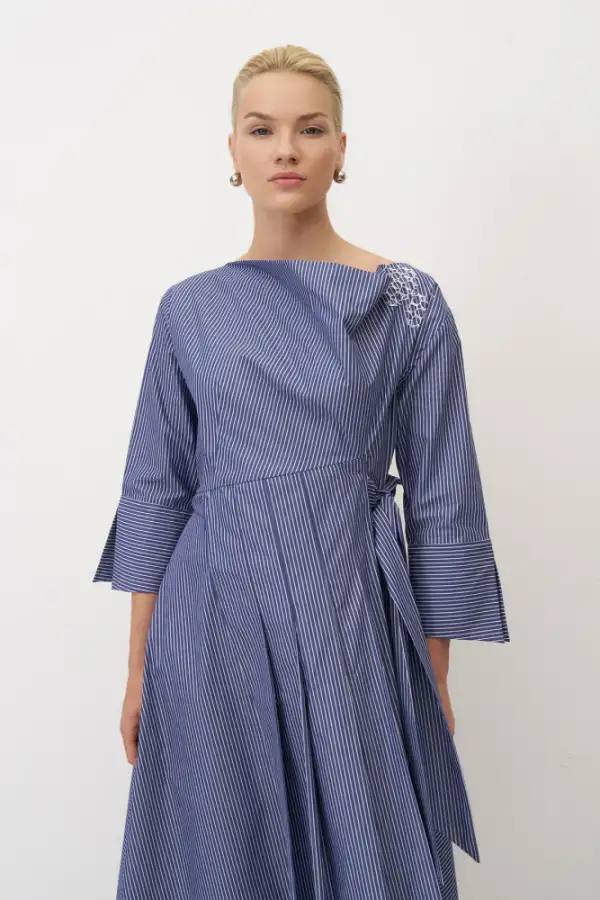 İndigo Omuzu Beyaz Dantelli Çizgili Poplin Lazareto Elbise - 4