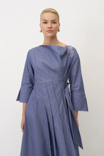 İndigo Omuzu Beyaz Dantelli Çizgili Poplin Lazareto Elbise - 4