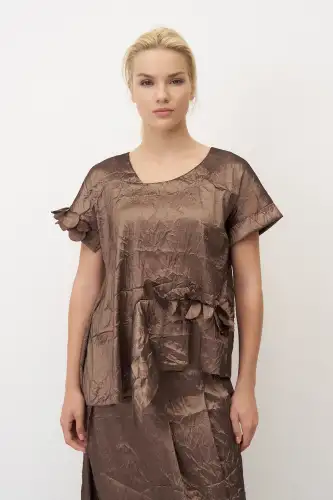 Kahverengi Yaprak Detaylı Kısa Kollu Krinkıl Agistri Bluz - 1