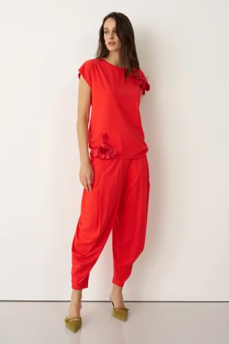 Kırmızı Tafta Çiçek Detaylı Kokkino Bluz - 3