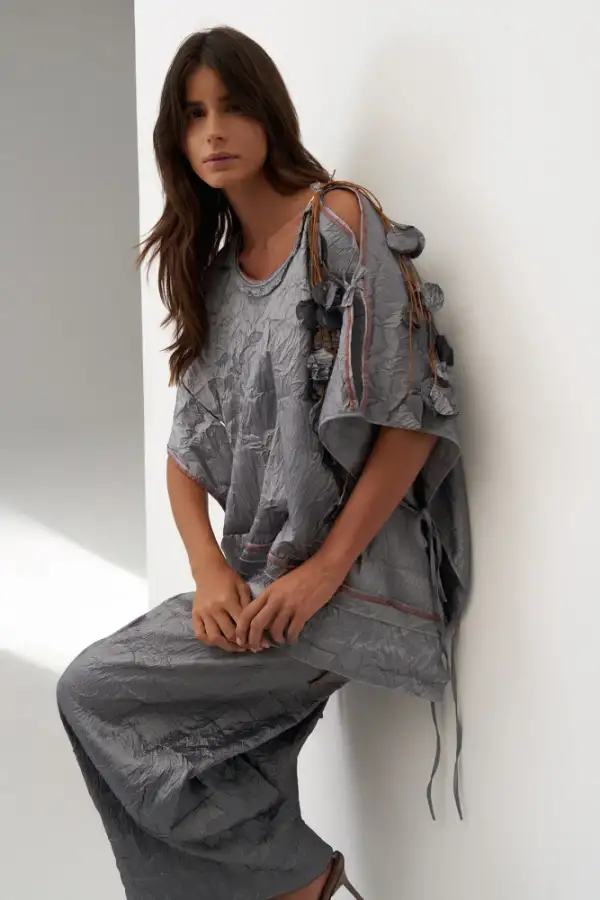 Omuzu Kolyeli Kırışık Vido Bluz - Gri - 1