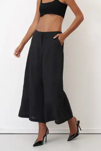 Siyah Dokulu Kumaş Kısa Paça Venetiko Bol Pantolon - BIZE (1)