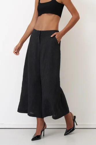 Siyah Dokulu Kumaş Kısa Paça Venetiko Bol Pantolon - 2