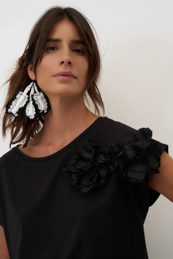 Siyah Tafta Çiçek Detaylı Kokkino Bluz - 5