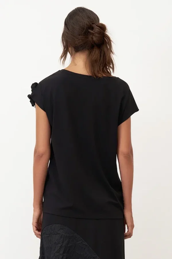 Siyah Tafta Çiçek Detaylı Kokkino Bluz - 6